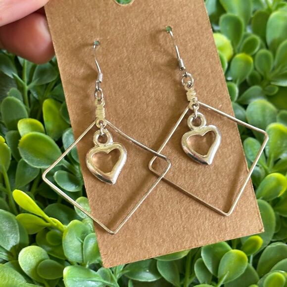 BOGO FREE SILVER CUT OUT HEART EARRINGS - Picture 1 of 3
